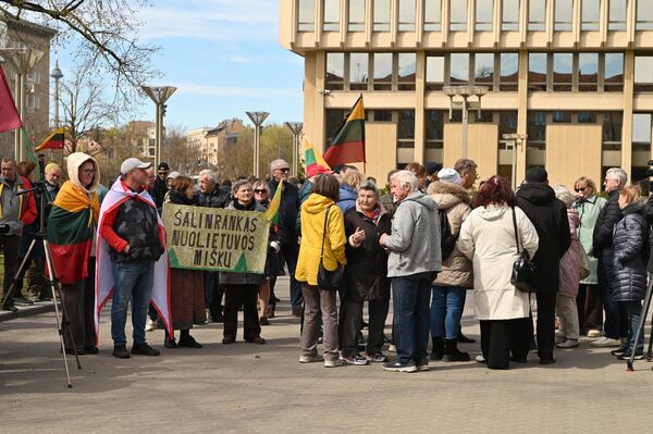 В этот день Сейм Литвы принял закон о строительстве военного полигона в Капчяместисе — "за" создание полигона проголосовали 105 депутатов, против были 12 парламентариев, еще четыре воздержались. - Sputnik Литва