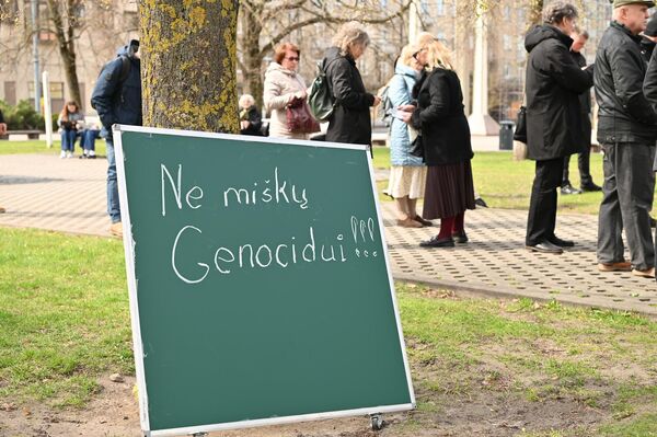 На фото: надпись на доске: "НЕТ геноциду лесов!" - Sputnik Литва