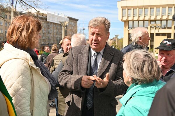 В акции протеста принял участие бывший командующий Вооруженными силами Литвы, председатель ассоциации "Альтернатива для Литвы" Валдас Туткус. - Sputnik Литва