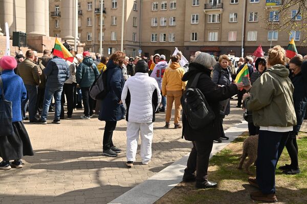 В четверг, 23 апреля, в Вильнюсе, около здания Сейма Литвы, прошла акция протеста против строительства военного полигона в Капчяместисе. - Sputnik Литва