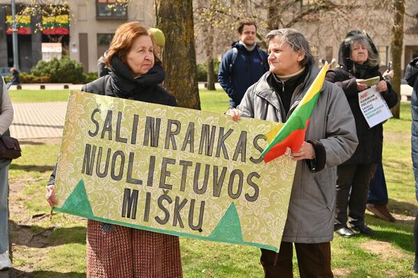 На фото: участники протеста с плакатом: "Руки прочь от литовских лесов!" - Sputnik Литва