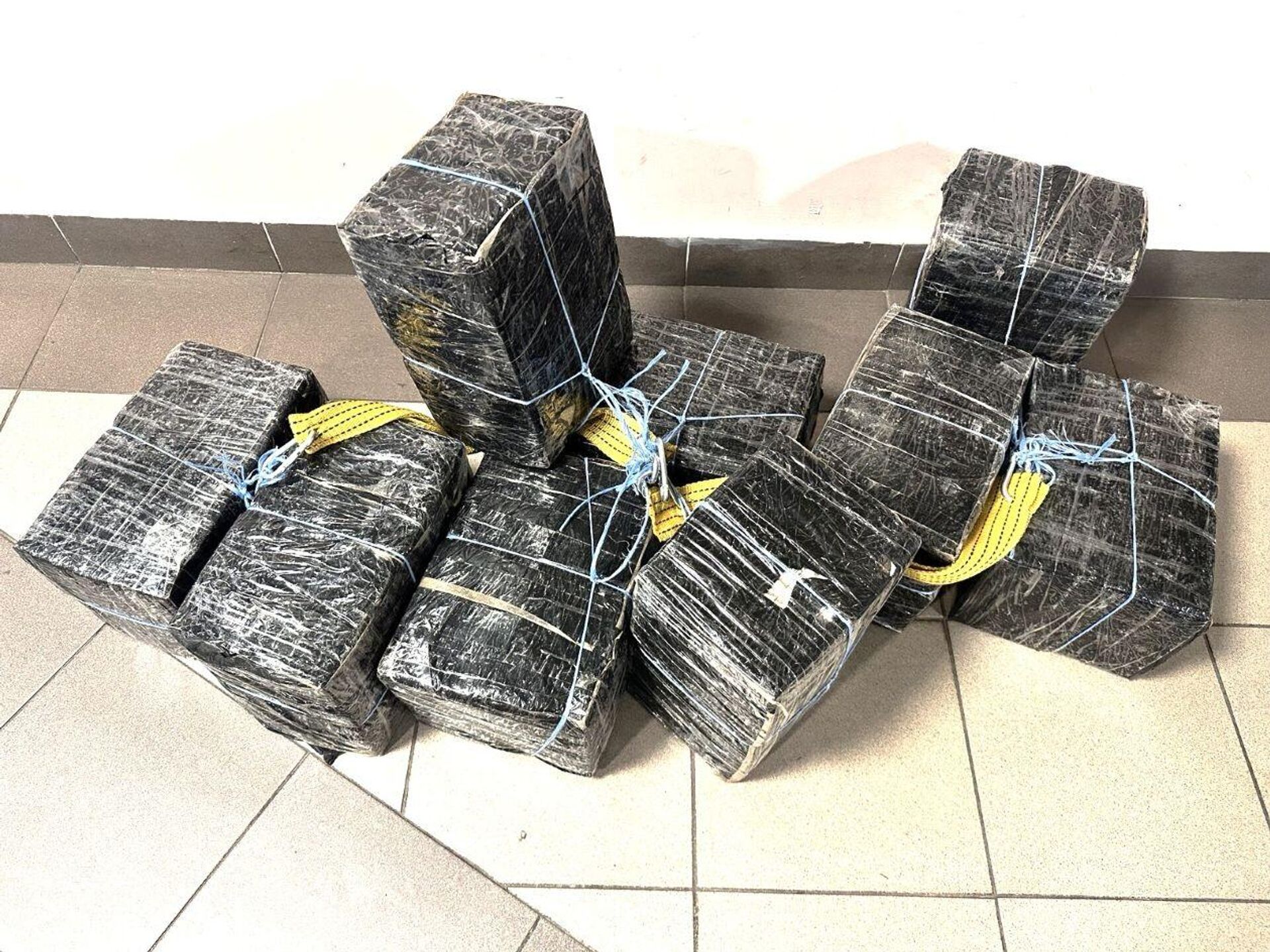 Тюки с контрабандой сигарет - Sputnik Литва, 1920, 24.04.2026