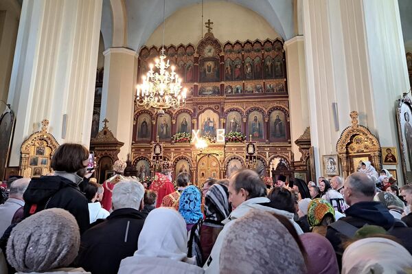 На фото: литургия в Пречистенском кафедральном соборе. - Sputnik Литва