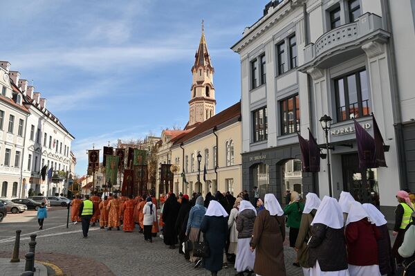 Многолюдный крестный ход прошел по улицам Старого города, объединяя духовенство, монашествующих, высоких зарубежных гостей в священном сане и множество верующих со всей Литвы. - Sputnik Литва