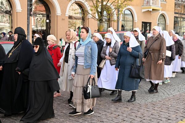 На фото: православные участвуют в крестном ходе в память о святых Виленских мучениках. - Sputnik Литва