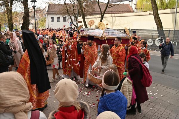 Участники процессии перенесли мощи святых Виленских мучеников крестным ходом из Свято-Духова монастыря в Пречистенский кафедральный собор. - Sputnik Литва