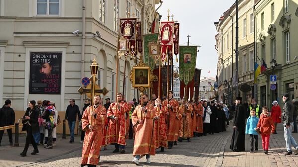 В Вильнюсе православные прошли крестным ходом в память о Святых Виленских мучениках  - Sputnik Литва
