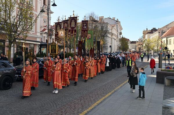 Святые мощи будут пребывать в Пречистенском кафедральном соборе и в воскресенье, 26 апреля. В этот день здесь состоится международная конференция "Пречистенский кафедральный собор — 680", посвященная истории и современному положению Православия в Литве. - Sputnik Литва