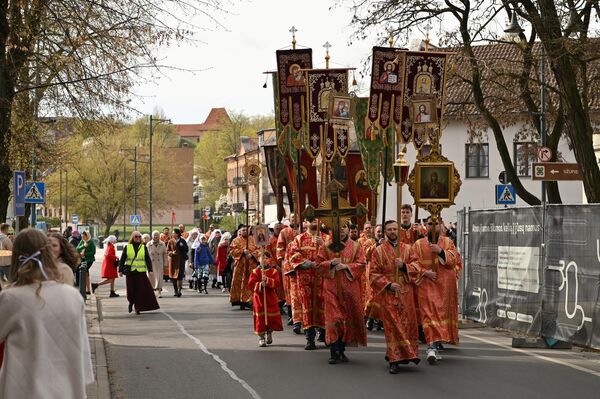 Крестный ход стартовал из Свято-Духова монастыря и направился к Пречистенскому Кафедральному собору. - Sputnik Литва