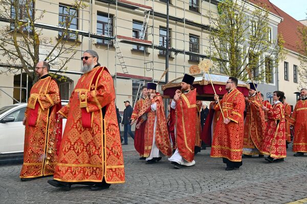 Исторический путь святых мощей был непрост: после мученической кончины угодники Божии были погребены в древней Никольской церкви, затем их честные мощи были перенесены в Троицкий храм, позднее — в Свято-Духов монастырь. - Sputnik Литва