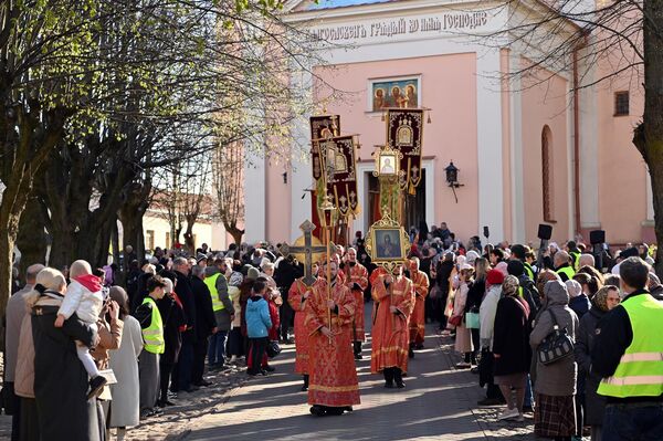 В Вильнюсе в субботу, 25 апреля, состоялся Крестный ход, посвященный дню памяти святых Виленских мучеников Антония, Иоанна и Евстафия, а также 680-летию Пречистенского кафедрального собора. - Sputnik Литва