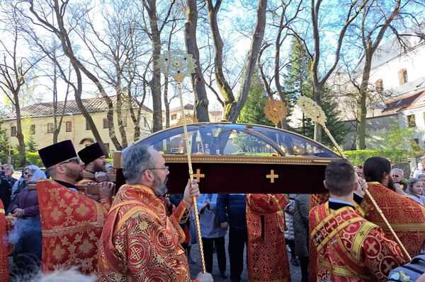 Специально для торжественного переноса мощей святых была изготовлена особая обитая бархатом переносная рака. - Sputnik Литва