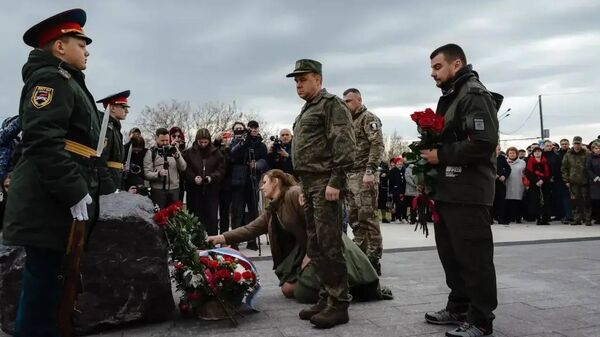 Церемония возложения цветову у закладного камня на месте будущего памятника освободителям в Курске - Sputnik Литва