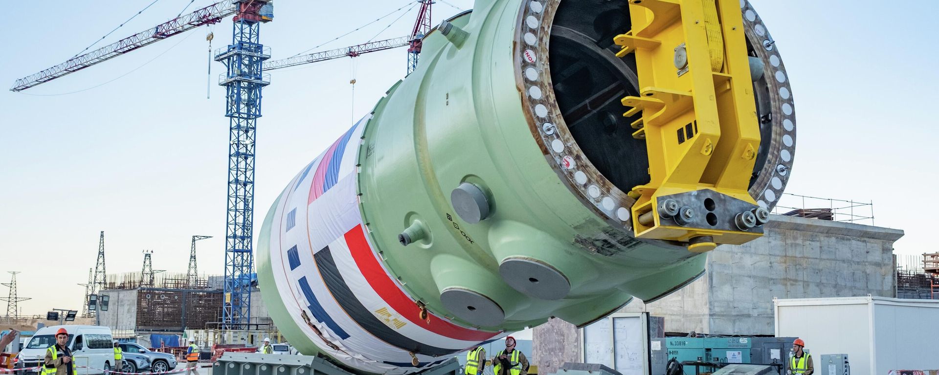 Установка в проектное положение корпуса реактора первого энергоблока египетской атомной электростанции Эль-Дабаа. Архивное фото - Sputnik Литва, 1920, 26.04.2026