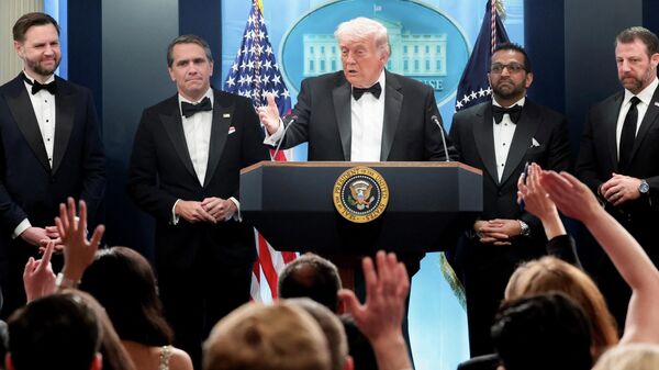 Президент США Дональд Трамп во время заявления после инцидента со стрельбой на мероприятии в Вашингтоне - Sputnik Литва