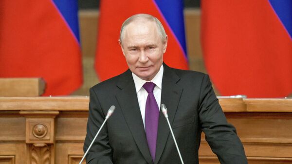 Президент РФ Владимир Путин на встрече с членами Совета законодателей РФ - Sputnik Литва