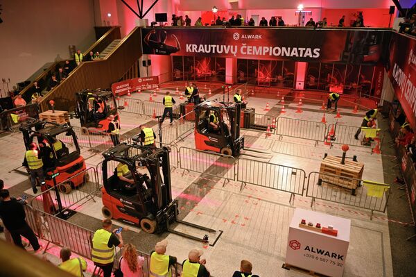 В ходе выставки также проводятся профессиональные соревнования, где мастера демонстрируют свое мастерство. Так, на площадке прошел чемпионат операторов погрузчиков. - Sputnik Литва