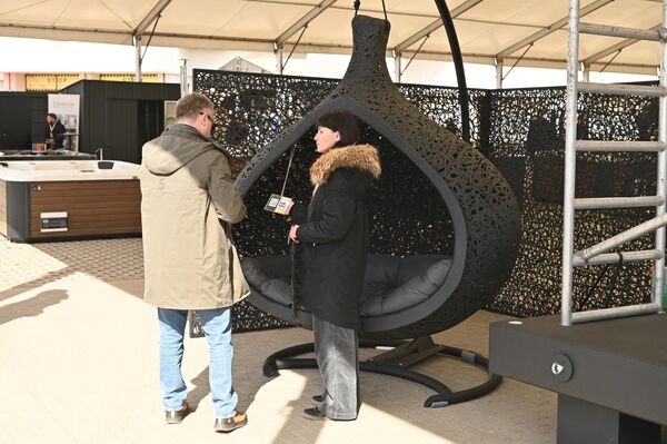 На фото: посетители выставки выбирают садовую мебель. - Sputnik Литва