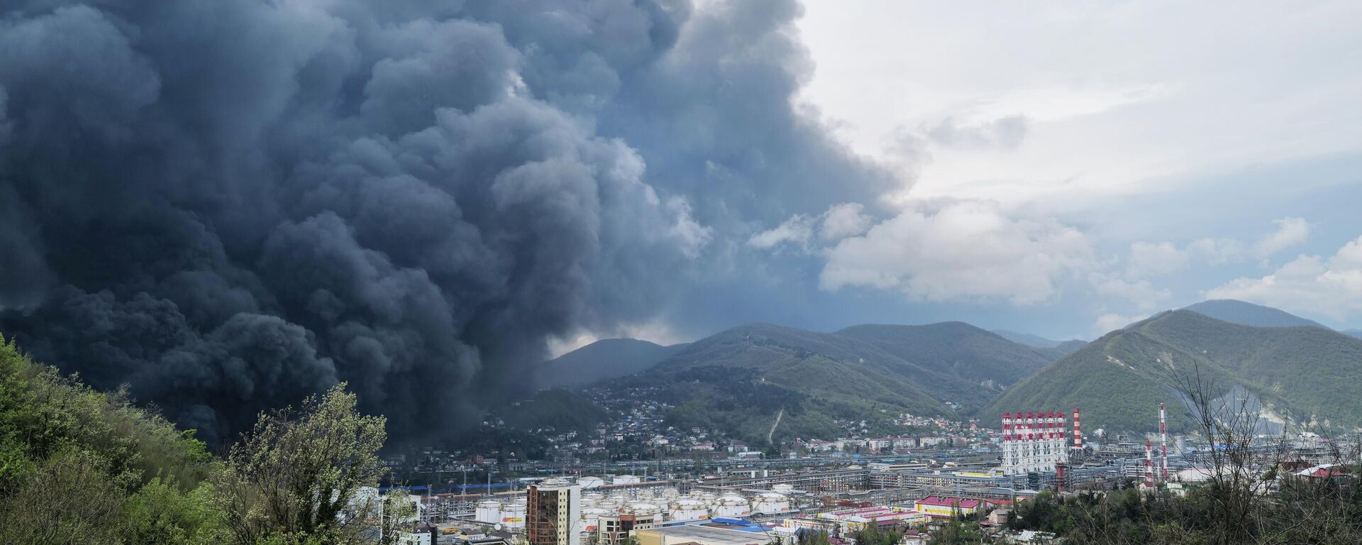 Пожар на морском терминале в Туапсе, архивное фото - Sputnik Литва, 1920, 28.04.2026