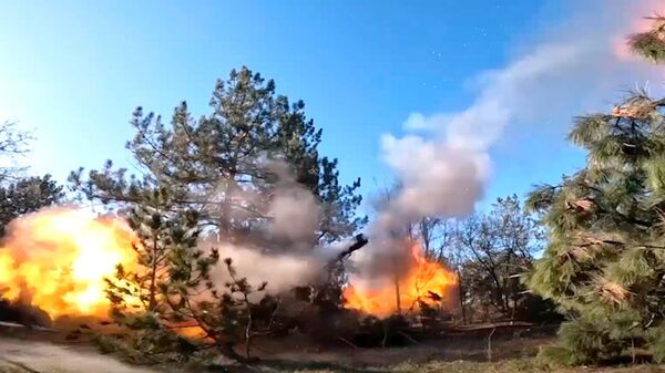 Расчет гаубицы Мста-Б ВС РФ уничтожил опорник ВСУ - Sputnik Литва