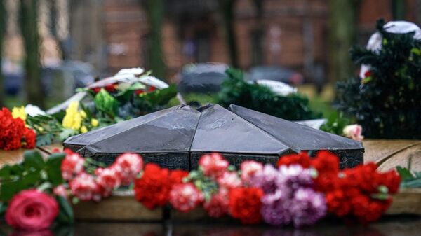 Цветы у мемориала советским воинам в парке Дубровина в Даугавпилсе, архивное фото - Sputnik Литва