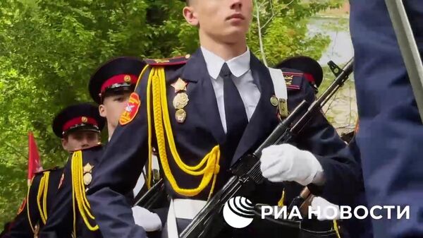 Под окнами 101-летнего ветерана в Луганске провели парад - Sputnik Литва