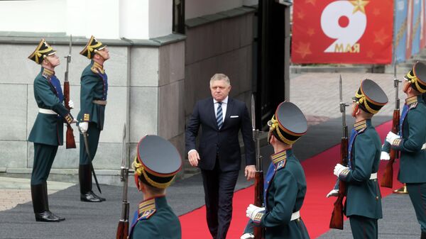 Премьер Словакии Роберт Фицо прибыл в Кремль на встречу с президентом РФ Владимиром Путиным в День Победы - Sputnik Литва
