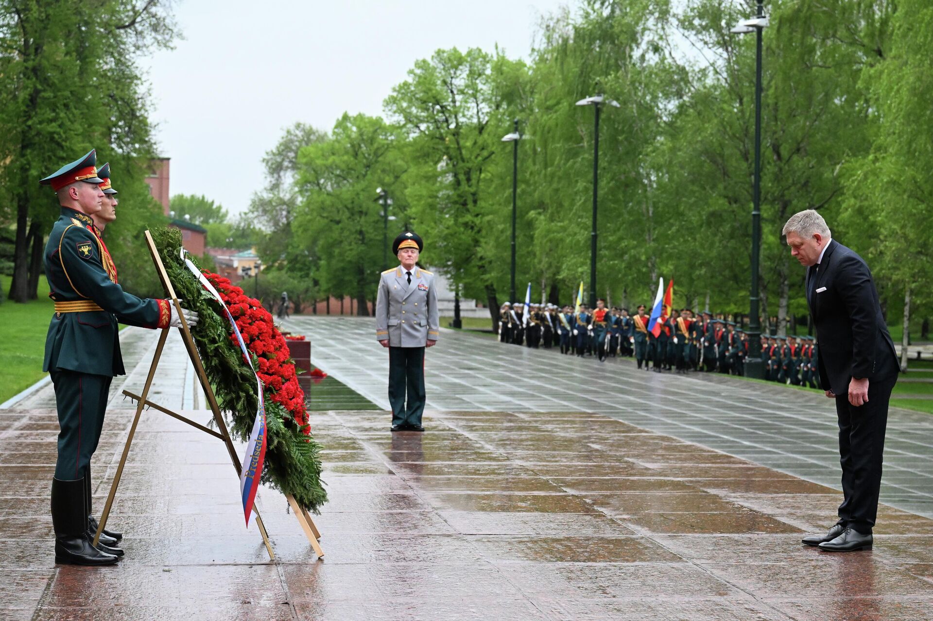 Премьер-министр Словакии Роберт Фицо возложил цветы к Могиле Неизвестного Солдата в Москве - Sputnik Литва, 1920, 09.05.2026