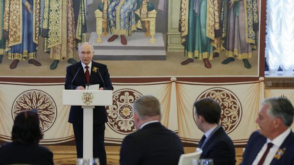 Президент РФ Владимир Путин выступает на приеме в Кремле перед главами иностранных делегаций в День Победы - Sputnik Литва