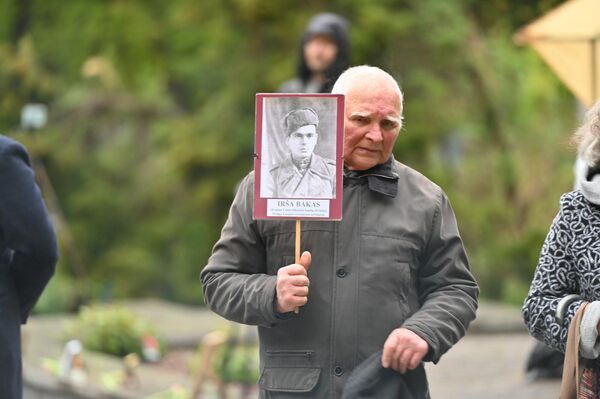 "Уважение тем, кто посетил это место. Позор политикам!" — написал один из пользователей соцсетей в комментарии к фотографиям с празднования Дня Победы на Антакальнисском кладбище. - Sputnik Литва