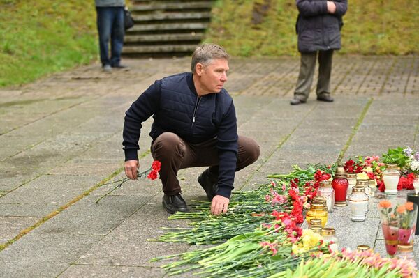 Кровопролитная война завершилась 9 мая 1945 года полным разгромом стран фашистского блока. Общие людские потери СССР в ходе войны составили 26,6 миллиона человек или 40 процентов всех людских потерь во Второй мировой войне. Около миллиона советских воинов отдали свои жизни при освобождении народов Европы. - Sputnik Литва