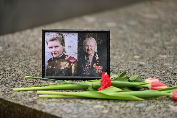 На фото: фотографии военных, погибших на войне, на Антакальнисском кладбище в Вильнюсе. - Sputnik Литва