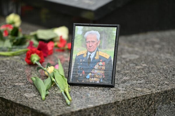На фото: фотографии военных, погибших на войне, на Антакальнисском кладбище в Вильнюсе. - Sputnik Литва