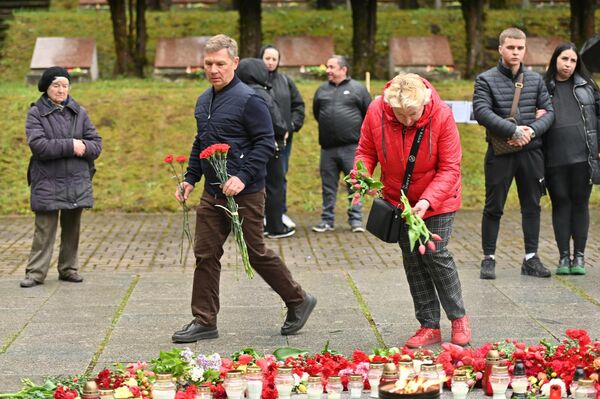 Однако ежегодно 9 мая часть русской общины Литвы отмечает День Победы над фашизмом, посещая могилы советских воинов, а европейские страны в этот день отмечают День Европы. - Sputnik Литва