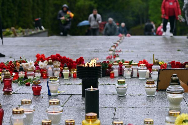 На фото: жители Литвы соорудили "вечный огонь" возле снесенного мемориала на Антакальнисском кладбище в Вильнюсе. - Sputnik Литва