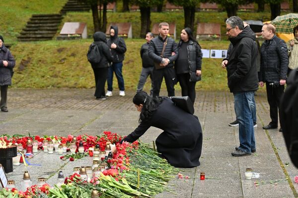 При этом, к сожалению, власти Вильнюса часто содействует размыванию памяти о событиях Великой Отечественной войны, предпочитая отдавать дань памяти коллаборационистам. - Sputnik Литва