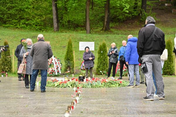 А в День Победы полиция Литвы выводит на улицы усиленные наряды полиции, не только в форме, но и в гражданском, чтобы выискивать "запрещенную символику". - Sputnik Литва