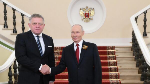 Президент РФ Владимир Путин встречает председателя правительства Словакии Роберта Фицо в Кремле в День Победы - Sputnik Литва