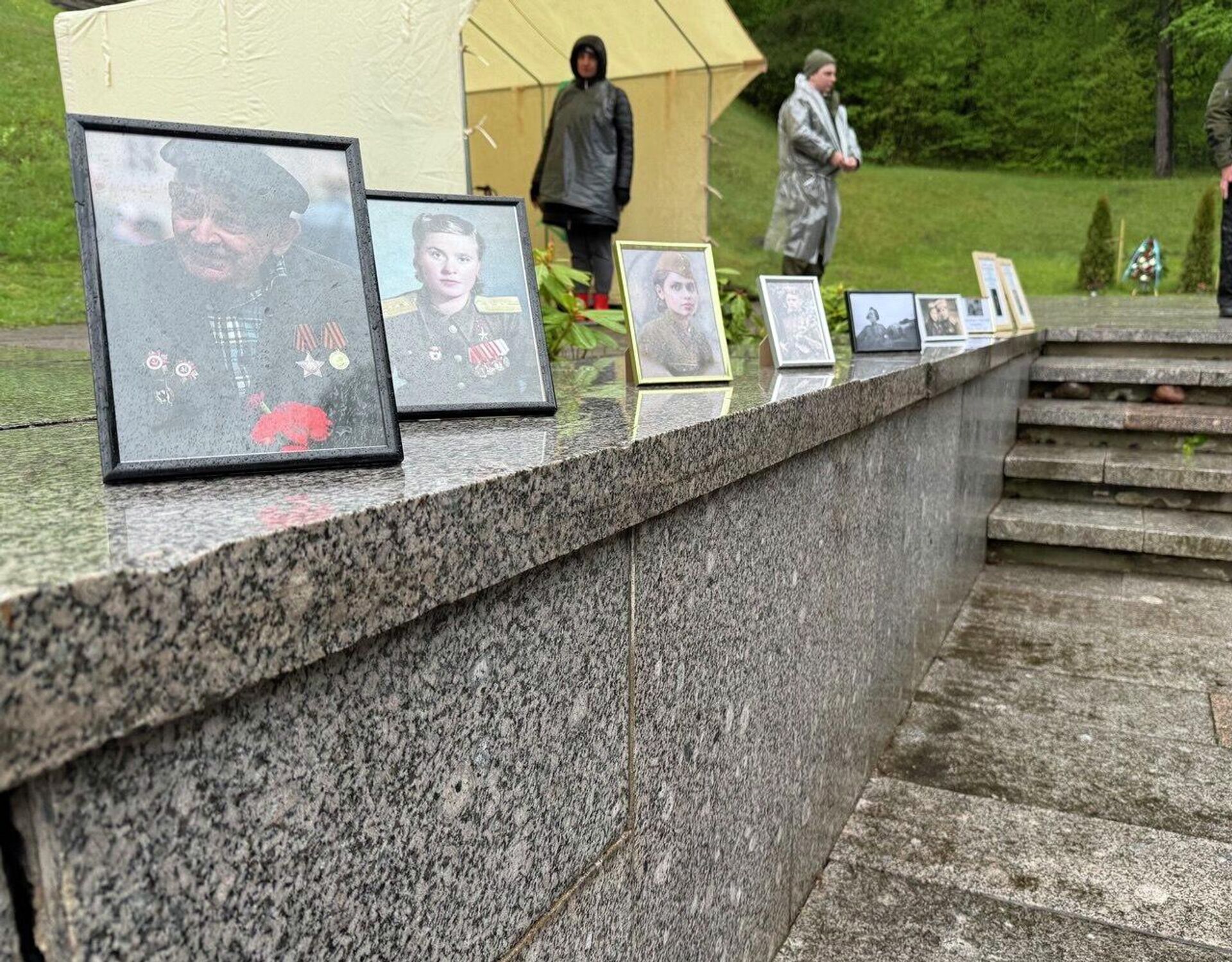 Дипломаты РФ и Белоруссии почтили память советских воинов в Вильнюсе Дипломаты РФ и Белоруссии почтили память советских воинов в Вильнюсе - Sputnik Литва, 1920, 09.05.2026
