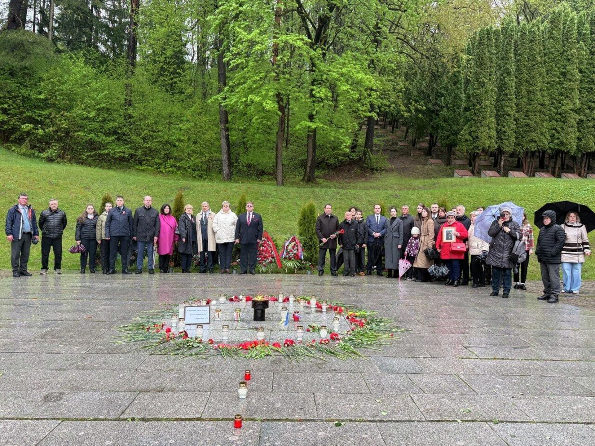 Дипломаты РФ и Белоруссии почтили память советских воинов в Вильнюсе Дипломаты РФ и Белоруссии почтили память советских воинов в Вильнюсе - Sputnik Литва, 1920, 09.05.2026