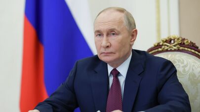 Путин выступает перед журналистами в Малахитовом зале Большого Кремлевского дворца