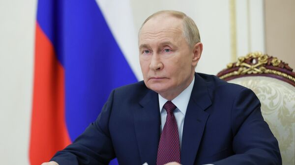 Путин выступает перед журналистами в Малахитовом зале Большого Кремлевского дворца - Sputnik Литва