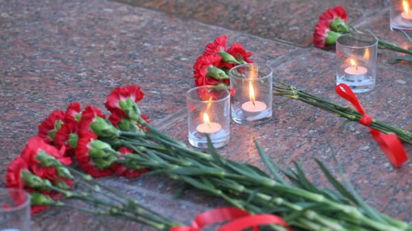 Цветы и свечи в память о погибших во время Великой Отечественной войны - Sputnik Литва