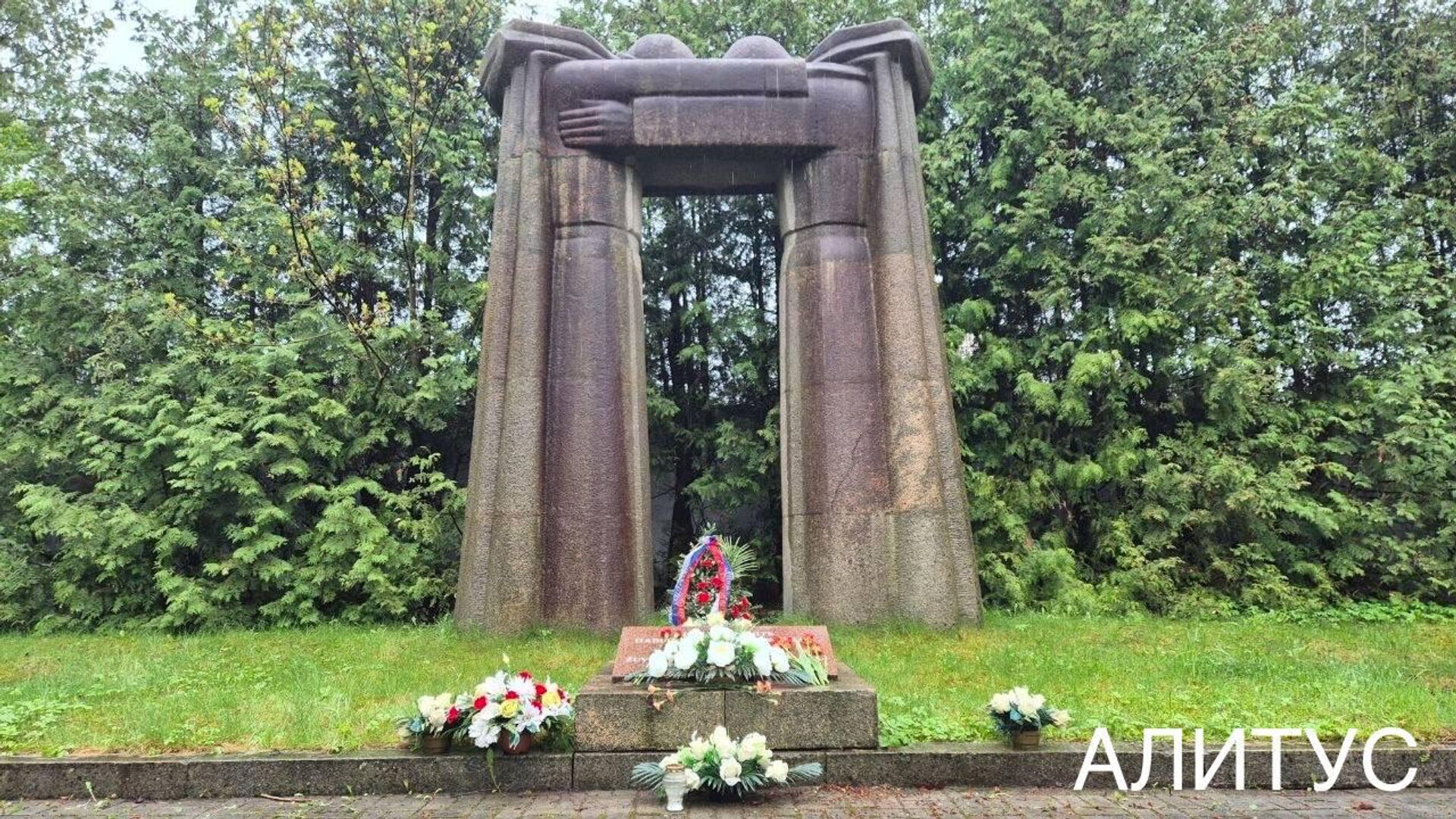 Сотрудники посольства России возложили цветы и венки у памятника советским воинам - Sputnik Литва, 1920, 11.05.2026
