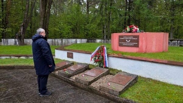 Сотрудники посольства России возложили цветы и венки у памятника советским воинам - Sputnik Литва