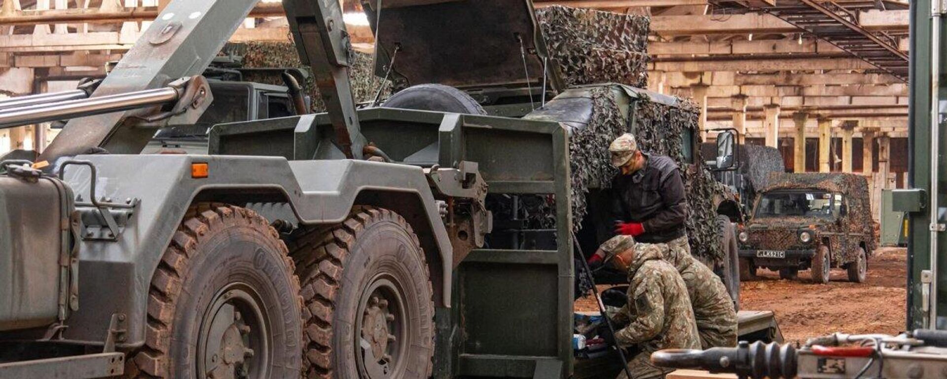 Военнослужащий армии Литвы ремонтируют технику Военнослужащий армии Литвы ремонтируют технику - Sputnik Литва, 1920, 16.05.2026