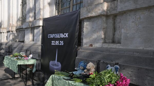Стихийный мемориал в знак траура по жертвам атаки ВСУ на Старобельский колледж Луганского государственного педагогического университета - Sputnik Литва