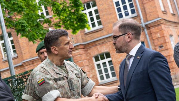 Командующий ВС Литвы Раймундас Вайкшнорас и министр обороны Литвы Робертас Каунас - Sputnik Литва