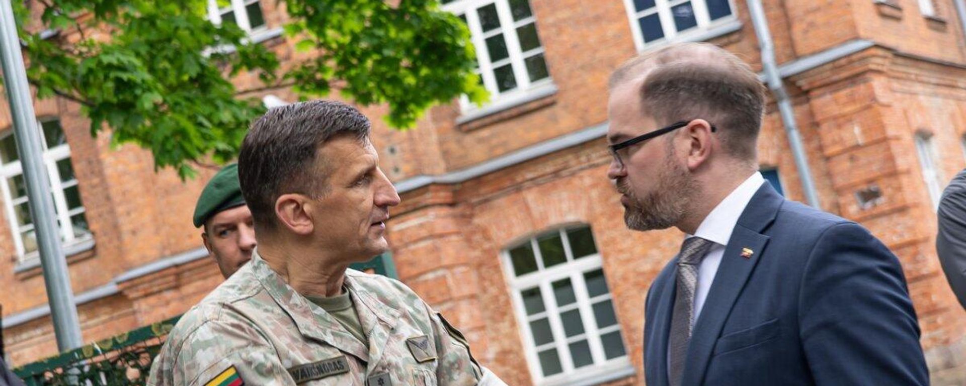 Командующий ВС Литвы Раймундас Вайкшнорас и министр обороны Литвы Робертас Каунас - Sputnik Литва, 1920, 14.09.2026
