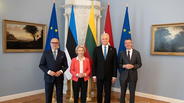 Глава ЕК Урсула фон дер Ляйн, президенты Литвы, Латвии и Эстонии Гитанас Науседа, Эдгар Ринкевич и Алар Карис - Sputnik Литва
